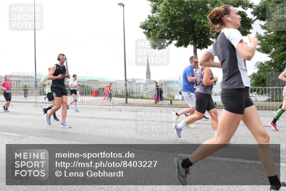 29.06.2025 - hella hamburg halbmarathon Lena Gebhardt http://msf.ph/oto/8403227 29.06.2025 10:58:20 Lombardsbrücke 1001, 1326, 1388, 1646, 1845, 2043, 2169, 2273, 2275, 2449, 3540, 3644, 3868, 3936, 4117, 4429, 5104, 5159, 5655, 5676, 5732, 5782, 5988, 6010, 6316, 6337, 6825, 6927, 7262, 7556, 7617, 7664, 7783, 7870, 7933, 7977, 7990, 8076, 8439, 8440, 8441, 8442, 8512, 8592, 8701, 8713, 8888, 9123, 9180, 9225, 9239, 9319, 9398, 9436, 9481, 9636, 9832, 9889, 10498 meine-sportfotos.de
