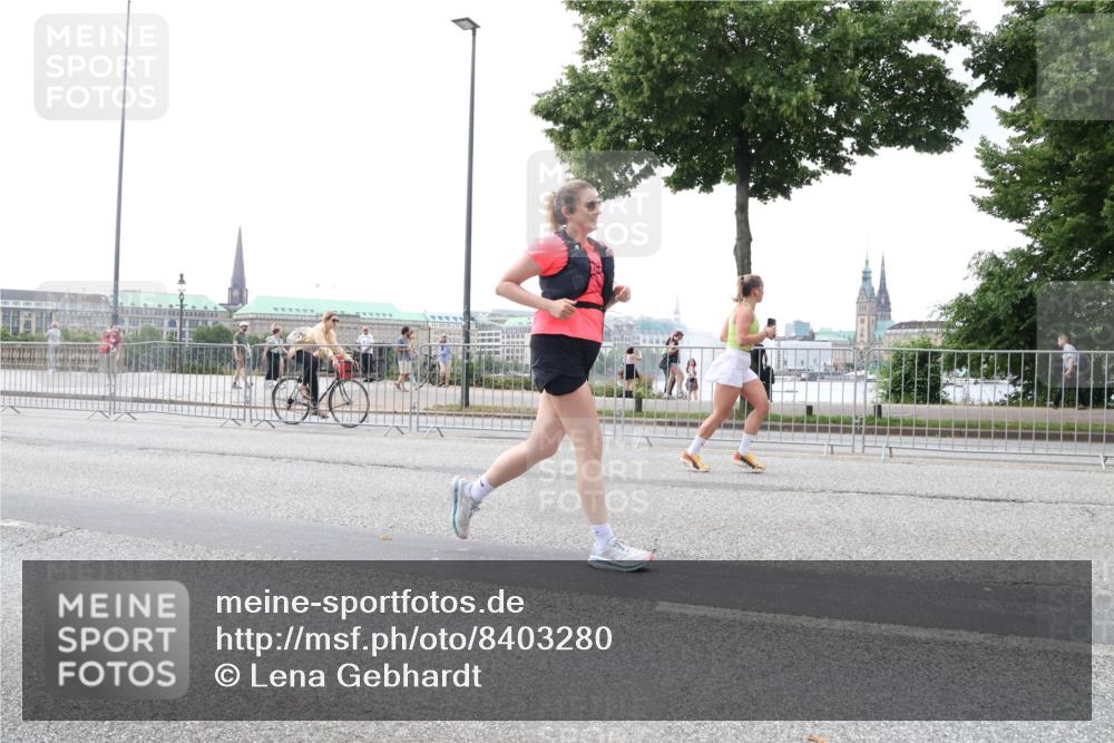 29.06.2025 - hella hamburg halbmarathon Lena Gebhardt http://msf.ph/oto/8403280 29.06.2025 10:50:09 Lombardsbrücke 1040, 1041, 1259, 1487, 1511, 1828, 1888, 2047, 2212, 2466, 2862, 2997, 3203, 3680, 3701, 3710, 3805, 3897, 4090, 4168, 4870, 5076, 5119, 5694, 5749, 5751, 5997, 6680, 6830, 7366, 7677, 7679, 7721, 7722, 7755, 8065, 8254, 9015, 9162, 9605, 9940, 10060, 10286, 10403, 10617, 10683, 11030, 11426, 11696, 11716, 11760, 12079, 12124, 13127, 13128, 13309, 13381, 13744, 13764, 13846, 13887, 14102, 14144, 14505, 14545, 14591, 14692, 14940, 15230, 15626 meine-sportfotos.de
