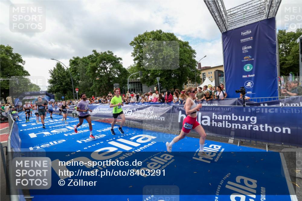 29.06.2025 - hella hamburg halbmarathon Zöllner http://msf.ph/oto/8403291 29.06.2025 10:38:51 Ziel 2296, 2719, 6684, 8450, 9264, 9540, 10218, 11055, 11281, 11282, 13755, 13800, 14093, 15372 meine-sportfotos.de