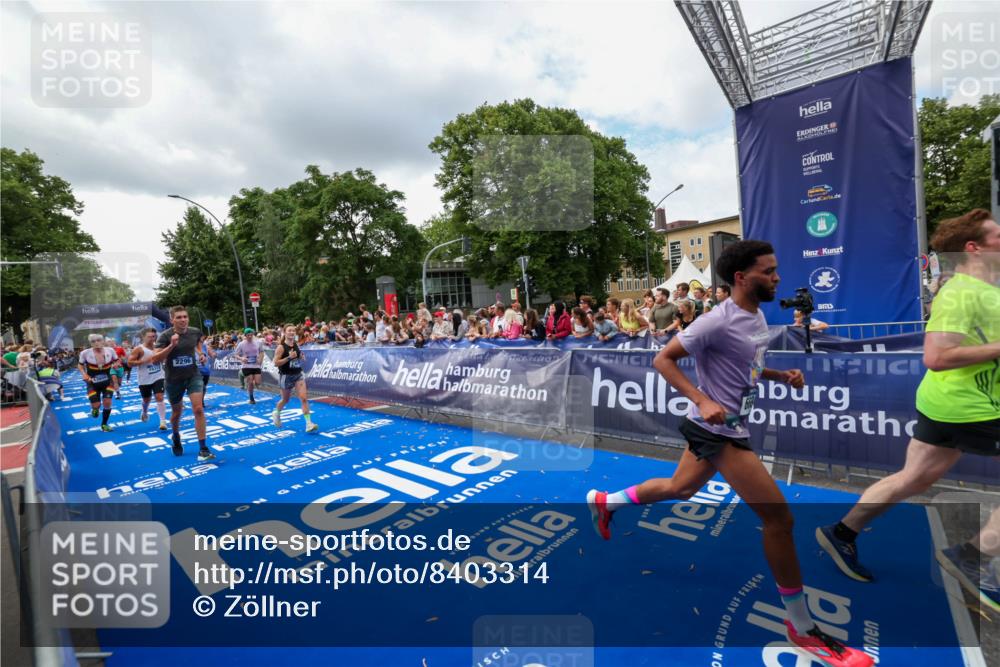 29.06.2025 - hella hamburg halbmarathon Zöllner http://msf.ph/oto/8403314 29.06.2025 10:38:52 Ziel 2296, 2719, 3783, 6684, 9264, 9540, 10218, 11055, 11282, 13755, 13800, 14093, 15257, 15372, 17722 meine-sportfotos.de