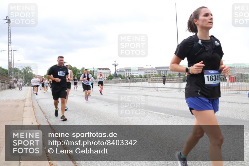 29.06.2025 - hella hamburg halbmarathon Lena Gebhardt http://msf.ph/oto/8403342 29.06.2025 10:58:21 Lombardsbrücke 9832, 1634, 1001, 1326, 1388, 1646, 1845, 2043, 2169, 2273, 2275, 2449, 3540, 3644, 3868, 3936, 4117, 4429, 5104, 5159, 5655, 5676, 5732, 5782, 5988, 6010, 6316, 6337, 6825, 6927, 7262, 7556, 7617, 7664, 7783, 7870, 7933, 7977, 7990, 8076, 8439, 8440, 8441, 8442, 8512, 8592, 8701, 8713, 8888, 9123, 9180, 9225, 9239, 9319, 9398, 9436, 9481, 9636, 9832, 9889, 9960, 10498 meine-sportfotos.de