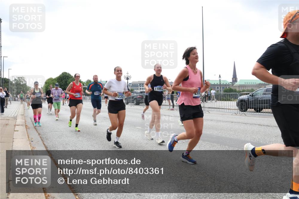 29.06.2025 - hella hamburg halbmarathon Lena Gebhardt http://msf.ph/oto/8403361 29.06.2025 10:40:59 Lombardsbrücke 9437, 14153, 237, 11053, 1075, 1317, 1323, 1731, 2042, 2173, 2206, 2229, 2299, 2762, 2763, 2805, 2858, 3121, 3306, 3432, 3694, 4044, 4234, 4411, 4412, 4530, 4612, 4638, 4774, 4775, 4906, 4972, 5059, 5086, 5225, 5549, 5753, 6088, 6098, 6163, 6278, 6280, 6289, 6474, 6842, 7293, 7661, 7821, 7829, 7956, 8053, 8054, 8293, 8378, 8385, 8429, 8430, 8751, 8769, 8878, 9009, 9237, 9962, 10269, 10407, 10644, 10835, 11053 meine-sportfotos.de