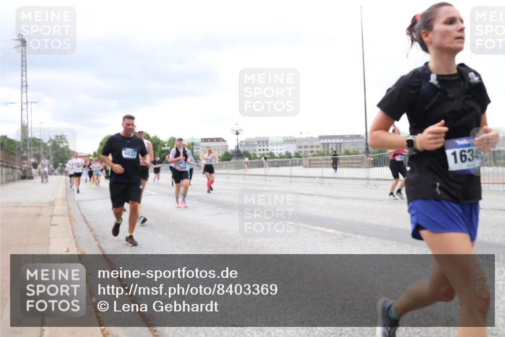 29.06.2025 - hella hamburg halbmarathon Lena Gebhardt http://msf.ph/oto/8403369 29.06.2025 10:58:21 Lombardsbrücke 9832, 1634, 1001, 1326, 1388, 1646, 1845, 2043, 2169, 2273, 2275, 2449, 3540, 3644, 3868, 3936, 4117, 4429, 5104, 5159, 5655, 5676, 5732, 5782, 5988, 6010, 6316, 6337, 6825, 6927, 7262, 7556, 7617, 7664, 7783, 7870, 7933, 7977, 7990, 8076, 8439, 8440, 8441, 8442, 8512, 8592, 8701, 8713, 8888, 9123, 9180, 9225, 9239, 9319, 9398, 9436, 9481, 9636, 9832, 9889, 9960, 10498 meine-sportfotos.de