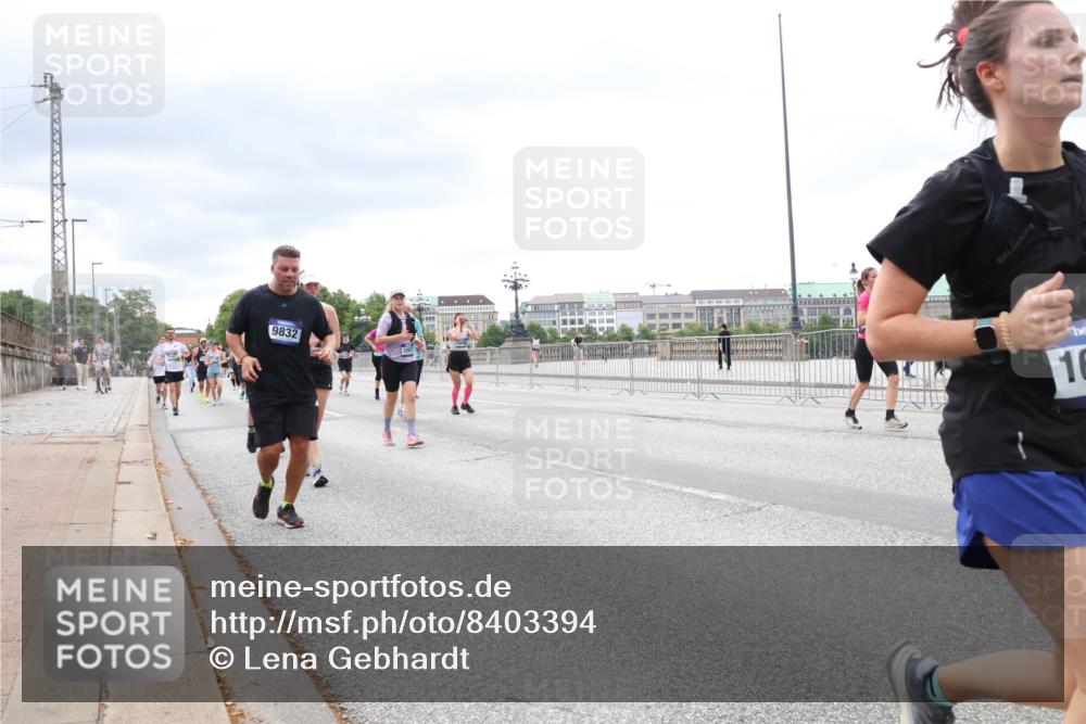 29.06.2025 - hella hamburg halbmarathon Lena Gebhardt http://msf.ph/oto/8403394 29.06.2025 10:58:21 Lombardsbrücke 9832, 16, 1001, 1326, 1388, 1646, 1845, 2043, 2169, 2273, 2275, 2449, 3540, 3644, 3868, 3936, 4117, 4429, 5104, 5159, 5655, 5676, 5732, 5782, 5988, 6010, 6316, 6337, 6825, 6927, 7262, 7556, 7617, 7664, 7783, 7870, 7933, 7977, 7990, 8076, 8439, 8440, 8441, 8442, 8512, 8592, 8701, 8713, 8888, 9123, 9180, 9225, 9239, 9319, 9398, 9436, 9481, 9636, 9832, 9889, 9960, 10498 meine-sportfotos.de