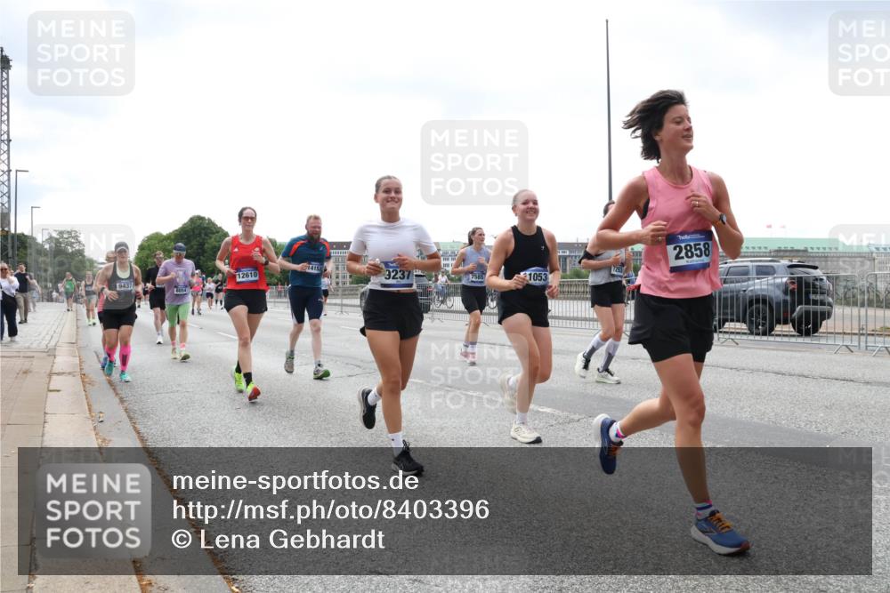 29.06.2025 - hella hamburg halbmarathon Lena Gebhardt http://msf.ph/oto/8403396 29.06.2025 10:40:59 Lombardsbrücke 14153, 12610, 3237, 7585, 1053, 9437, 8054, 2858, 1075, 1317, 1323, 1731, 2042, 2173, 2206, 2229, 2299, 2762, 2763, 2805, 2858, 3121, 3306, 3432, 3694, 4044, 4234, 4411, 4412, 4530, 4612, 4638, 4774, 4775, 4906, 4972, 5059, 5086, 5225, 5549, 5753, 6088, 6098, 6163, 6278, 6280, 6289, 6474, 6842, 7293, 7661, 7821, 7829, 7956, 8053, 8054, 8293, 8378, 8385, 8429, 8430, 8751, 8769, 8878, 9009, 9237, 9962, 10269, 10407, 10644, 10835, 11053 meine-sportfotos.de