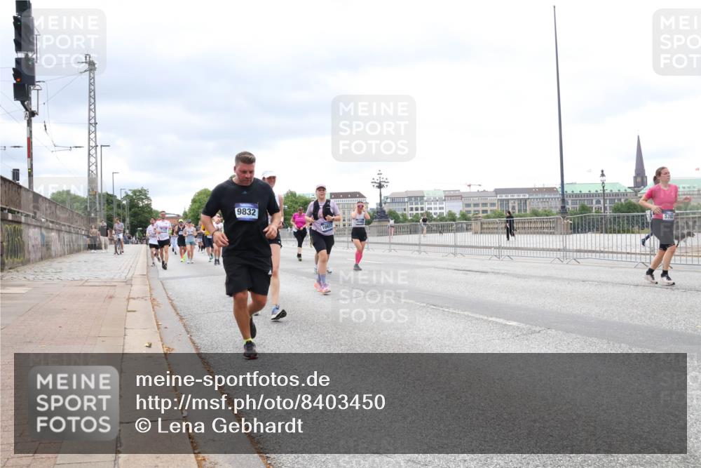 29.06.2025 - hella hamburg halbmarathon Lena Gebhardt http://msf.ph/oto/8403450 29.06.2025 10:58:21 Lombardsbrücke 9832, 10937, 1001, 1326, 1388, 1646, 1845, 2043, 2169, 2273, 2275, 2449, 3540, 3644, 3868, 3936, 4117, 4429, 5104, 5159, 5655, 5676, 5732, 5782, 5988, 6010, 6316, 6337, 6825, 6927, 7262, 7556, 7617, 7664, 7783, 7870, 7933, 7977, 7990, 8076, 8439, 8440, 8441, 8442, 8512, 8592, 8701, 8713, 8888, 9123, 9180, 9225, 9239, 9319, 9398, 9436, 9481, 9636, 9832, 9889, 9960, 10498 meine-sportfotos.de