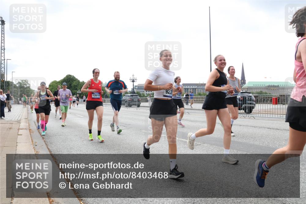 29.06.2025 - hella hamburg halbmarathon Lena Gebhardt http://msf.ph/oto/8403468 29.06.2025 10:40:59 Lombardsbrücke 943, 12610, 8054, 1415, 9231, 7585, 1075, 1317, 1323, 1731, 2042, 2173, 2206, 2229, 2299, 2762, 2763, 2805, 2858, 3121, 3306, 3432, 3694, 4044, 4234, 4411, 4412, 4530, 4612, 4638, 4774, 4775, 4906, 4972, 5059, 5086, 5225, 5549, 5753, 6088, 6098, 6163, 6278, 6280, 6289, 6474, 6842, 7293, 7661, 7821, 7829, 7956, 8053, 8054, 8293, 8378, 8385, 8429, 8430, 8751, 8769, 8878, 9009, 9237, 9962, 10269, 10407, 10644, 10835, 11053 meine-sportfotos.de