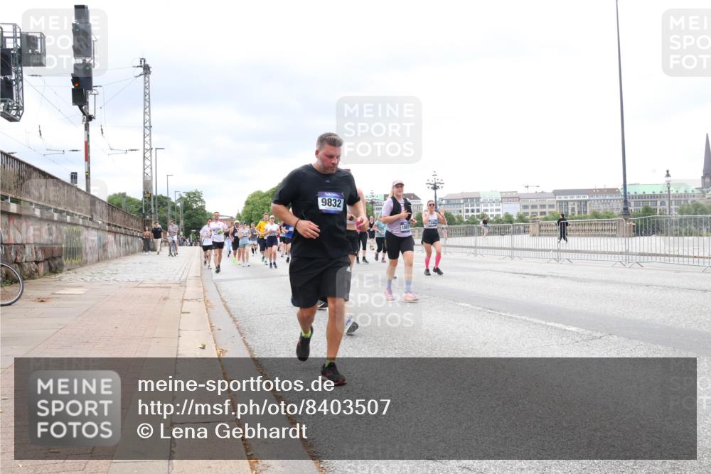 29.06.2025 - hella hamburg halbmarathon Lena Gebhardt http://msf.ph/oto/8403507 29.06.2025 10:58:22 Lombardsbrücke 9832, 1001, 1326, 1388, 1646, 1845, 2043, 2169, 2273, 2275, 2449, 3540, 3644, 3868, 3936, 4117, 4429, 5104, 5159, 5655, 5676, 5732, 5782, 5988, 6010, 6316, 6337, 6825, 6927, 7262, 7556, 7617, 7664, 7783, 7870, 7933, 7977, 7990, 8076, 8439, 8440, 8441, 8442, 8512, 8592, 8701, 8713, 8888, 9123, 9180, 9225, 9239, 9319, 9398, 9436, 9481, 9563, 9636, 9832, 9889, 9960, 10498 meine-sportfotos.de