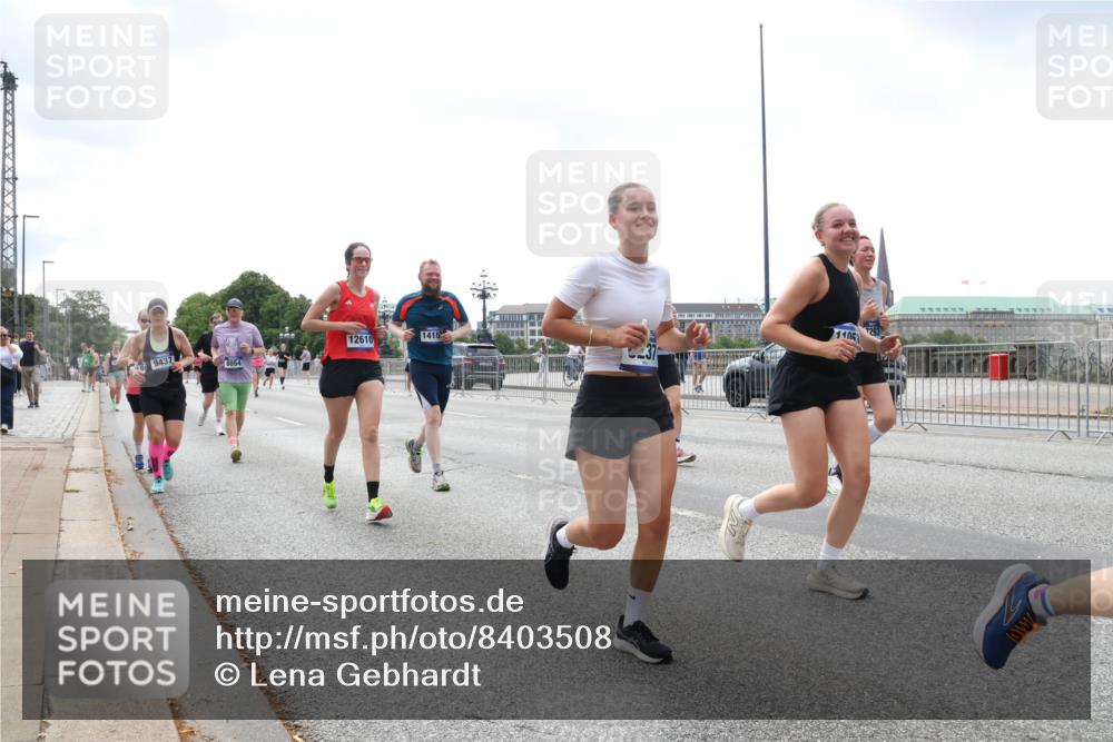 29.06.2025 - hella hamburg halbmarathon Lena Gebhardt http://msf.ph/oto/8403508 29.06.2025 10:40:59 Lombardsbrücke 12610, 9437, 1415, 8054, 1105, 1075, 1317, 1323, 1731, 2042, 2173, 2206, 2229, 2299, 2762, 2763, 2805, 2858, 3121, 3306, 3432, 3694, 4044, 4234, 4411, 4412, 4530, 4612, 4638, 4774, 4775, 4906, 4972, 5059, 5086, 5225, 5549, 5753, 6088, 6098, 6163, 6278, 6280, 6289, 6474, 6842, 7293, 7661, 7821, 7829, 7956, 8053, 8054, 8293, 8378, 8385, 8429, 8430, 8751, 8769, 8878, 9009, 9237, 9962, 10269, 10407, 10644, 10835, 11053 meine-sportfotos.de