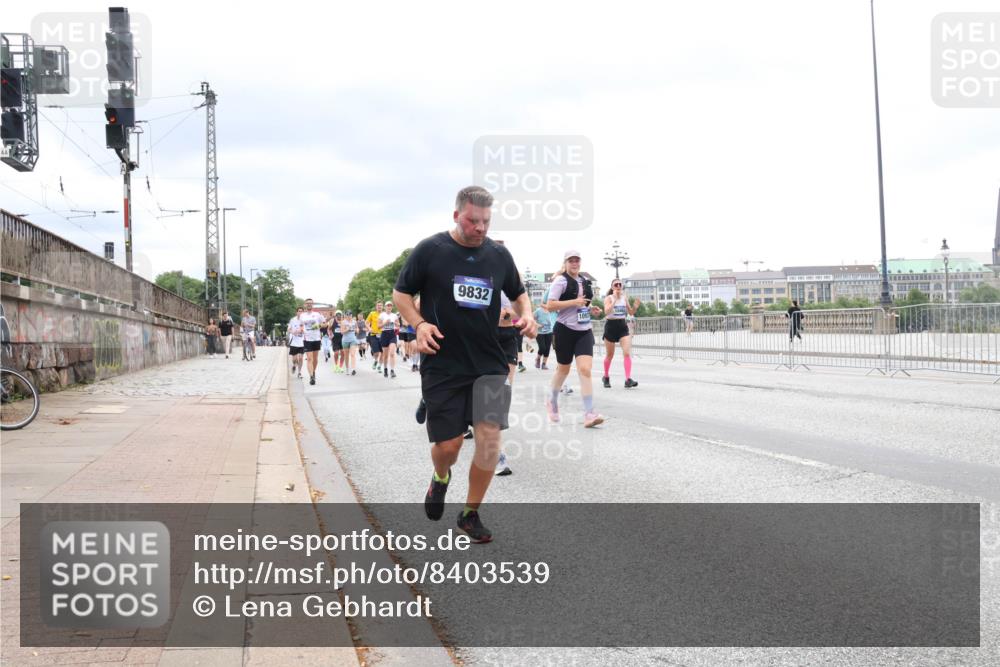 29.06.2025 - hella hamburg halbmarathon Lena Gebhardt http://msf.ph/oto/8403539 29.06.2025 10:58:22 Lombardsbrücke 9832, 1093, 1001, 1326, 1388, 1646, 1845, 2043, 2169, 2273, 2275, 2449, 3540, 3644, 3868, 3936, 4117, 4429, 5104, 5159, 5655, 5676, 5732, 5782, 5988, 6010, 6316, 6337, 6825, 6927, 7262, 7556, 7617, 7664, 7783, 7870, 7933, 7977, 7990, 8076, 8439, 8440, 8441, 8442, 8512, 8592, 8701, 8713, 8888, 9123, 9180, 9225, 9239, 9319, 9398, 9436, 9481, 9563, 9636, 9832, 9889, 9960, 10498 meine-sportfotos.de