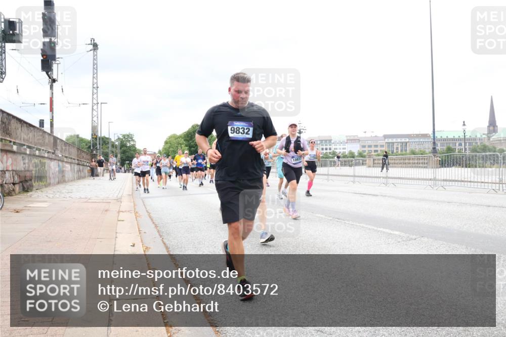 29.06.2025 - hella hamburg halbmarathon Lena Gebhardt http://msf.ph/oto/8403572 29.06.2025 10:58:22 Lombardsbrücke 9832, 10937, 1001, 1326, 1388, 1646, 1845, 2043, 2169, 2273, 2275, 2449, 3540, 3644, 3868, 3936, 4117, 4429, 5104, 5159, 5655, 5676, 5732, 5782, 5988, 6010, 6316, 6337, 6825, 6927, 7262, 7556, 7617, 7664, 7783, 7870, 7933, 7977, 7990, 8076, 8439, 8440, 8441, 8442, 8512, 8592, 8701, 8713, 8888, 9123, 9180, 9225, 9239, 9319, 9398, 9436, 9481, 9563, 9636, 9832, 9889, 9960, 10498 meine-sportfotos.de