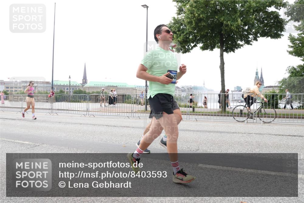 29.06.2025 - hella hamburg halbmarathon Lena Gebhardt http://msf.ph/oto/8403593 29.06.2025 10:50:11 Lombardsbrücke 1040, 1041, 1259, 1487, 1511, 1828, 2047, 2212, 2862, 2997, 3203, 3680, 3701, 3710, 3805, 3897, 4090, 4168, 4870, 5076, 5119, 5694, 5749, 5751, 5997, 6680, 6830, 7366, 7677, 7679, 7721, 7722, 7755, 8065, 8254, 8299, 9015, 9605, 9940, 10060, 10286, 10403, 10617, 10683, 11030, 11426, 11696, 11716, 11760, 12079, 12124, 13127, 13128, 13309, 13381, 13744, 13764, 13846, 13887, 14102, 14144, 14505, 14545, 14591, 14692, 14940, 15230, 15626 meine-sportfotos.de