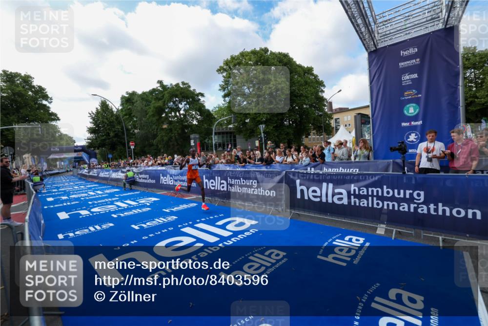 29.06.2025 - hella hamburg halbmarathon Zöllner http://msf.ph/oto/8403596 29.06.2025 10:02:00 Ziel 4 meine-sportfotos.de