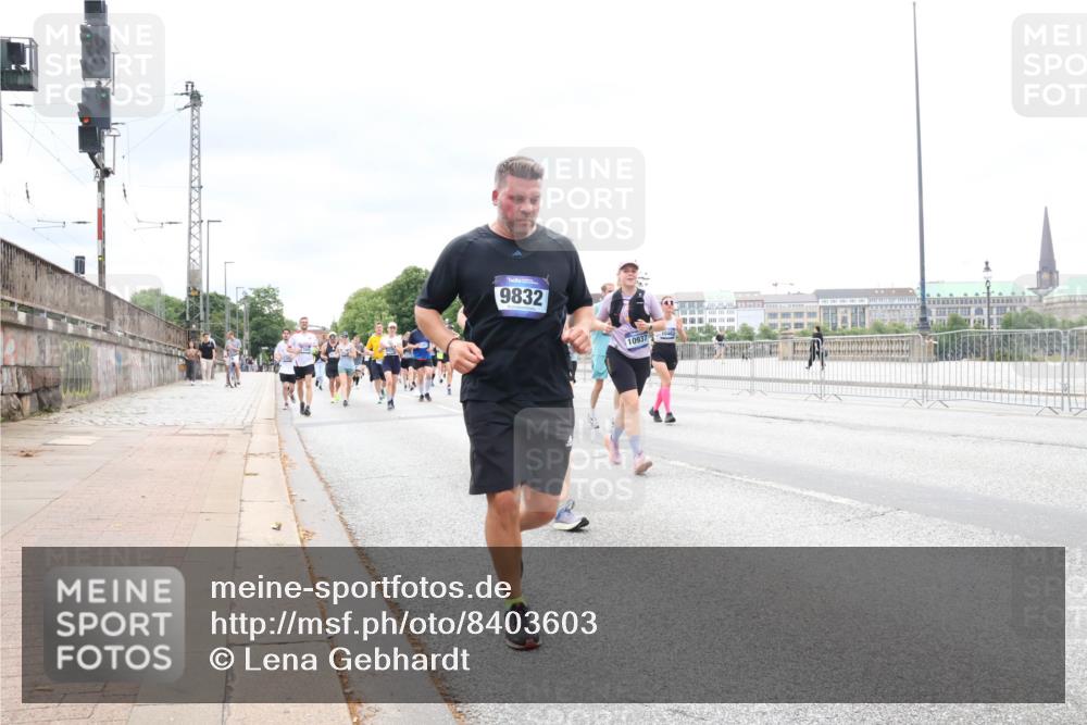 29.06.2025 - hella hamburg halbmarathon Lena Gebhardt http://msf.ph/oto/8403603 29.06.2025 10:58:22 Lombardsbrücke 9832, 10937, 10462, 1001, 1326, 1388, 1646, 1845, 2043, 2169, 2273, 2275, 2449, 3540, 3644, 3868, 3936, 4117, 4429, 5104, 5159, 5655, 5676, 5732, 5782, 5988, 6010, 6316, 6337, 6825, 6927, 7262, 7556, 7617, 7664, 7783, 7870, 7933, 7977, 7990, 8076, 8439, 8440, 8441, 8442, 8512, 8592, 8701, 8713, 8888, 9123, 9180, 9225, 9239, 9319, 9398, 9436, 9481, 9563, 9636, 9832, 9889, 9960, 10498 meine-sportfotos.de