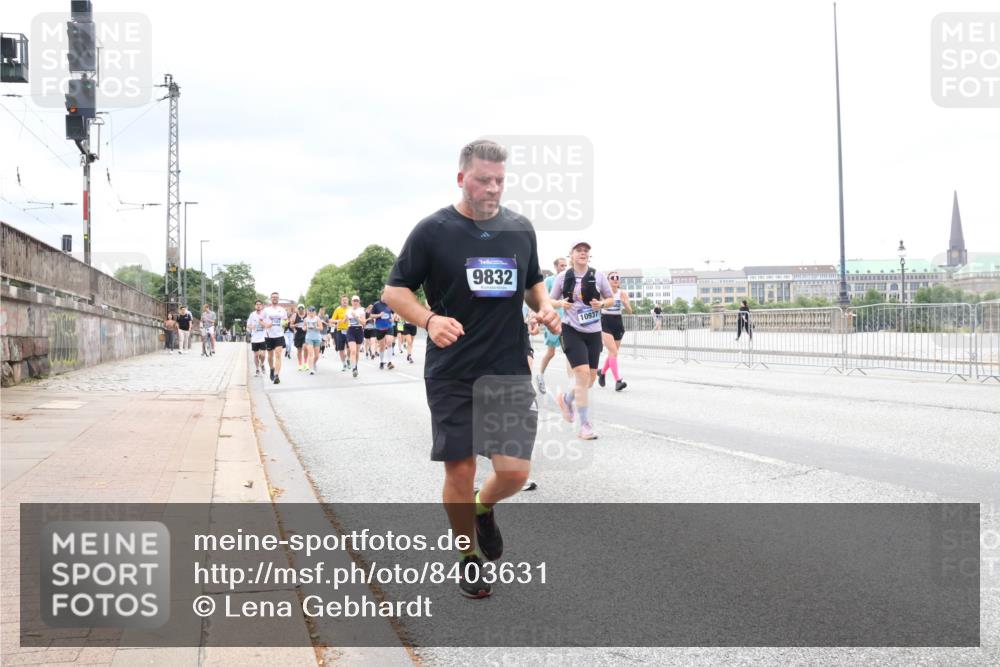 29.06.2025 - hella hamburg halbmarathon Lena Gebhardt http://msf.ph/oto/8403631 29.06.2025 10:58:22 Lombardsbrücke 9832, 10937, 1001, 1326, 1388, 1646, 1845, 2043, 2169, 2273, 2275, 2449, 3540, 3644, 3868, 3936, 4117, 4429, 5104, 5159, 5655, 5676, 5732, 5782, 5988, 6010, 6316, 6337, 6825, 6927, 7262, 7556, 7617, 7664, 7783, 7870, 7933, 7977, 7990, 8076, 8439, 8440, 8441, 8442, 8512, 8592, 8701, 8713, 8888, 9123, 9180, 9225, 9239, 9319, 9398, 9436, 9481, 9563, 9636, 9832, 9889, 9960, 10498 meine-sportfotos.de