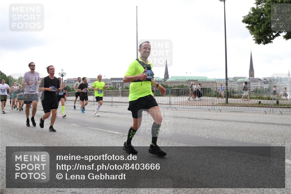 29.06.2025 - hella hamburg halbmarathon Lena Gebhardt http://msf.ph/oto/8403666 29.06.2025 10:50:12 Lombardsbrücke 17608, 40, 721, 5751, 5749, 636, 1040, 1041, 1259, 1487, 1511, 1828, 2047, 2212, 2997, 3203, 3680, 3701, 3710, 3805, 3897, 4090, 4168, 4870, 4961, 5076, 5119, 5749, 5751, 5997, 6680, 6830, 7366, 7677, 7679, 7721, 7722, 7755, 8065, 8254, 8299, 9015, 9605, 9940, 10060, 10286, 10403, 10617, 10683, 10744, 11030, 11426, 11696, 11716, 11760, 12079, 12124, 13127, 13128, 13309, 13381, 13744, 13846, 13887, 14102, 14144, 14505, 14545, 14591, 14692, 14940, 15230, 15626 meine-sportfotos.de