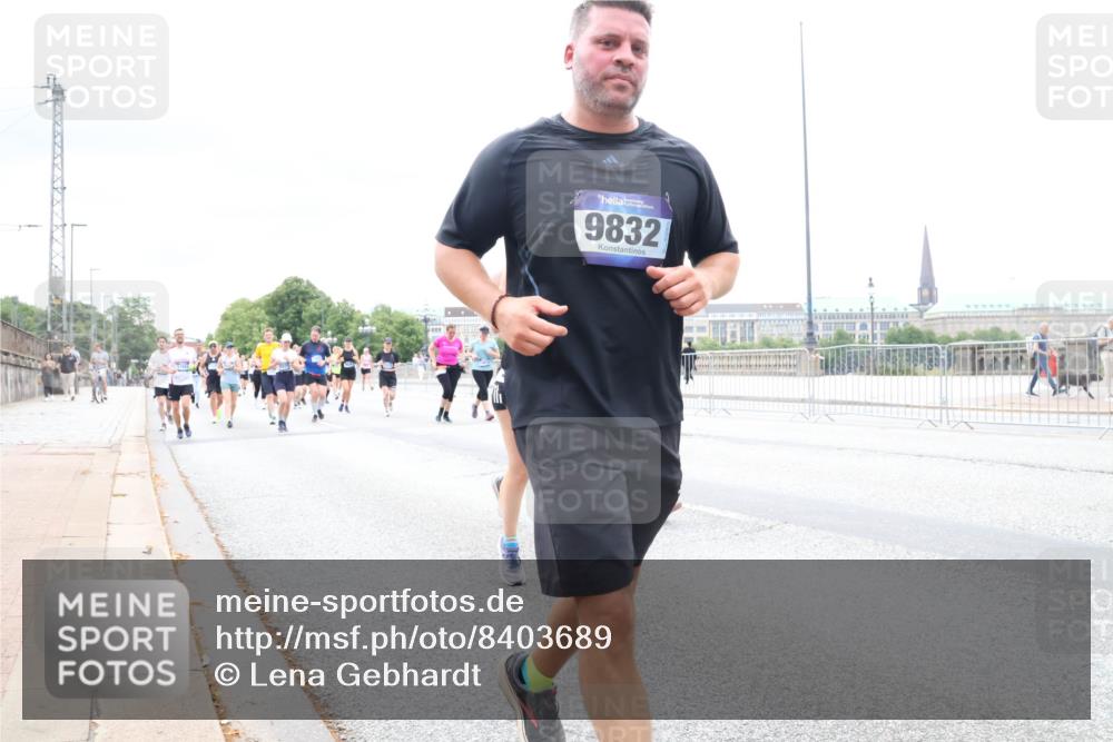 29.06.2025 - hella hamburg halbmarathon Lena Gebhardt http://msf.ph/oto/8403689 29.06.2025 10:58:23 Lombardsbrücke 9832, 1001, 1326, 1388, 1646, 1845, 2043, 2169, 2273, 2275, 2449, 3540, 3644, 3868, 3936, 4117, 4225, 4429, 5104, 5159, 5655, 5676, 5732, 5782, 5988, 6010, 6316, 6337, 6825, 6927, 7262, 7556, 7617, 7664, 7783, 7870, 7933, 7967, 7977, 7990, 8076, 8439, 8440, 8441, 8442, 8512, 8592, 8701, 8713, 8888, 9123, 9180, 9225, 9239, 9319, 9398, 9436, 9481, 9563, 9636, 9832, 9889, 9960, 10498 meine-sportfotos.de