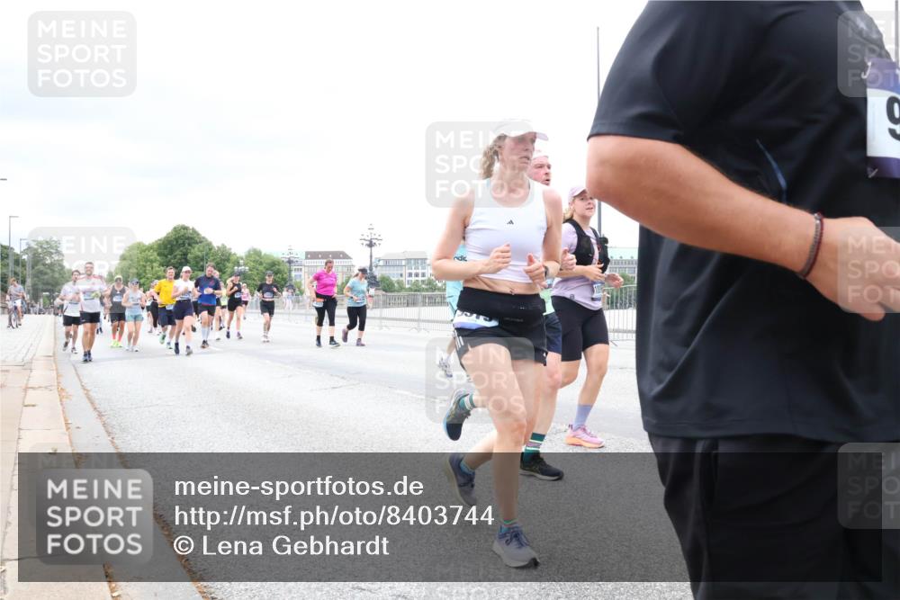 29.06.2025 - hella hamburg halbmarathon Lena Gebhardt http://msf.ph/oto/8403744 29.06.2025 10:58:23 Lombardsbrücke 1001, 1326, 1388, 1646, 1845, 2043, 2169, 2273, 2275, 2449, 3540, 3644, 3868, 3936, 4117, 4225, 4429, 5104, 5159, 5655, 5676, 5732, 5782, 5988, 6010, 6316, 6337, 6825, 6927, 7262, 7556, 7617, 7664, 7783, 7870, 7933, 7967, 7977, 7990, 8076, 8439, 8440, 8441, 8442, 8512, 8592, 8701, 8713, 8888, 9123, 9180, 9225, 9239, 9319, 9398, 9436, 9481, 9563, 9636, 9832, 9889, 9960, 10498 meine-sportfotos.de