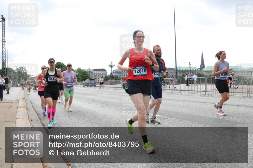 29.06.2025 - hella hamburg halbmarathon Lena Gebhardt http://msf.ph/oto/8403795 29.06.2025 10:41:00 Lombardsbrücke 9437, 8054, 12610, 14153, 7585, 1075, 1317, 1323, 1731, 2042, 2173, 2206, 2229, 2299, 2762, 2805, 2858, 3121, 3306, 3432, 3694, 4044, 4234, 4411, 4412, 4530, 4612, 4638, 4774, 4775, 4906, 4972, 5086, 5225, 5549, 5753, 6088, 6098, 6163, 6278, 6280, 6289, 6474, 6842, 7293, 7661, 7821, 7829, 7956, 8053, 8054, 8293, 8378, 8385, 8429, 8430, 8751, 8769, 8878, 8992, 9009, 9237, 9962, 10269, 10407, 10644, 10835, 11053 meine-sportfotos.de