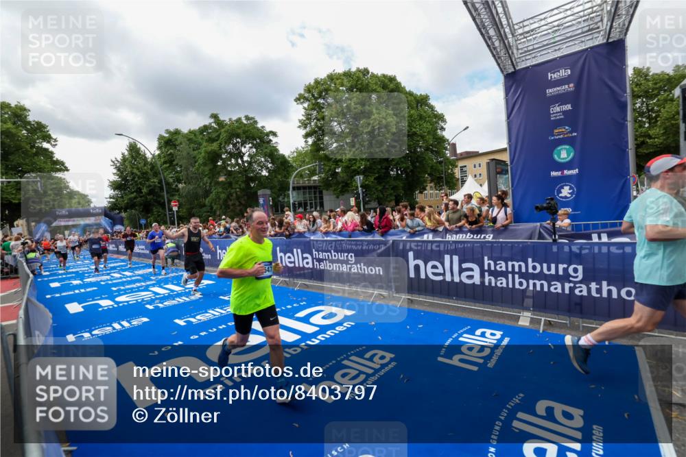 29.06.2025 - hella hamburg halbmarathon Zöllner http://msf.ph/oto/8403797 29.06.2025 10:39:17 Ziel 2044, 3282, 4565, 5752, 8319, 8925, 11305, 12046, 13479, 13729, 14311, 15556, 16656, 17646, 17668, 18149, 18547 meine-sportfotos.de