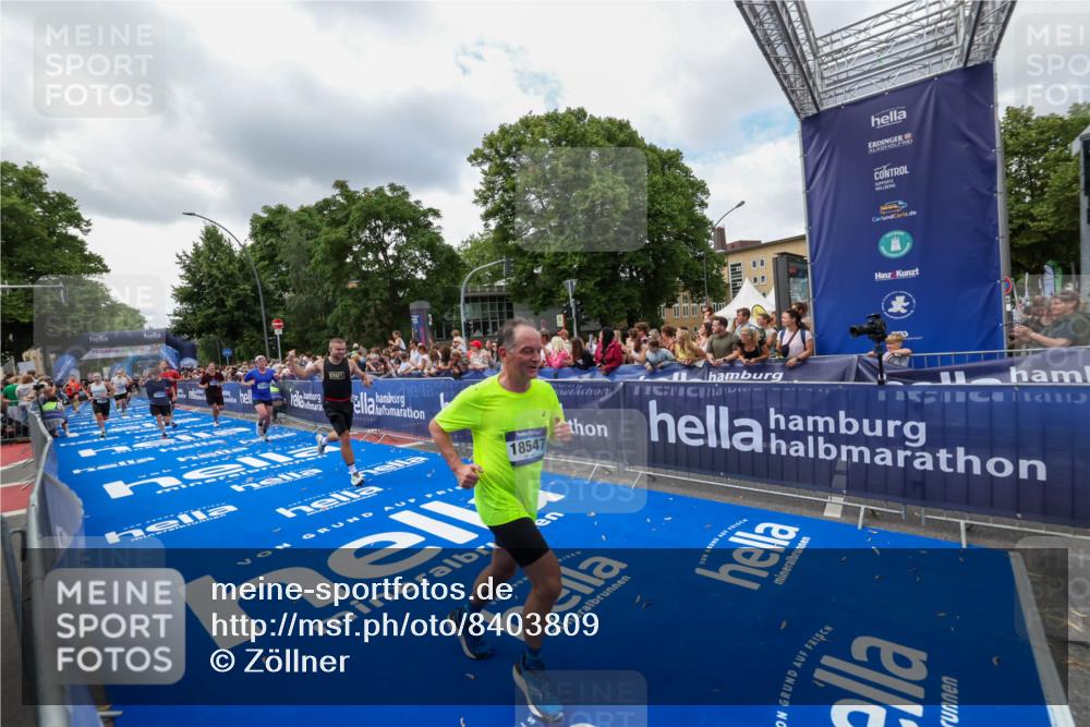 29.06.2025 - hella hamburg halbmarathon Zöllner http://msf.ph/oto/8403809 29.06.2025 10:39:17 Ziel 2044, 3282, 4565, 5752, 8319, 8925, 11305, 12046, 13479, 13729, 14311, 15556, 16656, 17646, 17668, 18149, 18547 meine-sportfotos.de
