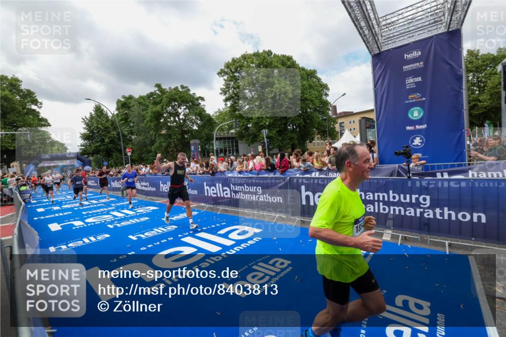 29.06.2025 - hella hamburg halbmarathon Zöllner http://msf.ph/oto/8403813 29.06.2025 10:39:18 Ziel 2044, 3282, 4565, 5752, 8319, 8925, 11305, 12046, 13479, 13729, 14311, 17646, 17668, 18149, 18547 meine-sportfotos.de