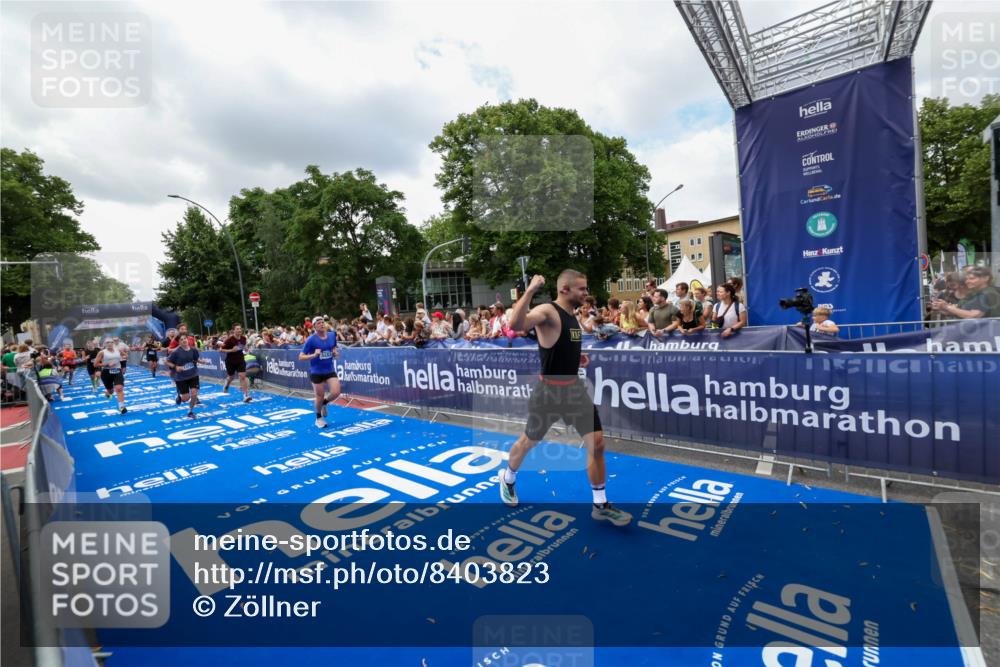 29.06.2025 - hella hamburg halbmarathon Zöllner http://msf.ph/oto/8403823 29.06.2025 10:39:18 Ziel 2044, 3282, 4565, 5752, 8319, 8925, 11305, 12046, 13479, 13729, 14311, 17646, 17668, 18149, 18547 meine-sportfotos.de