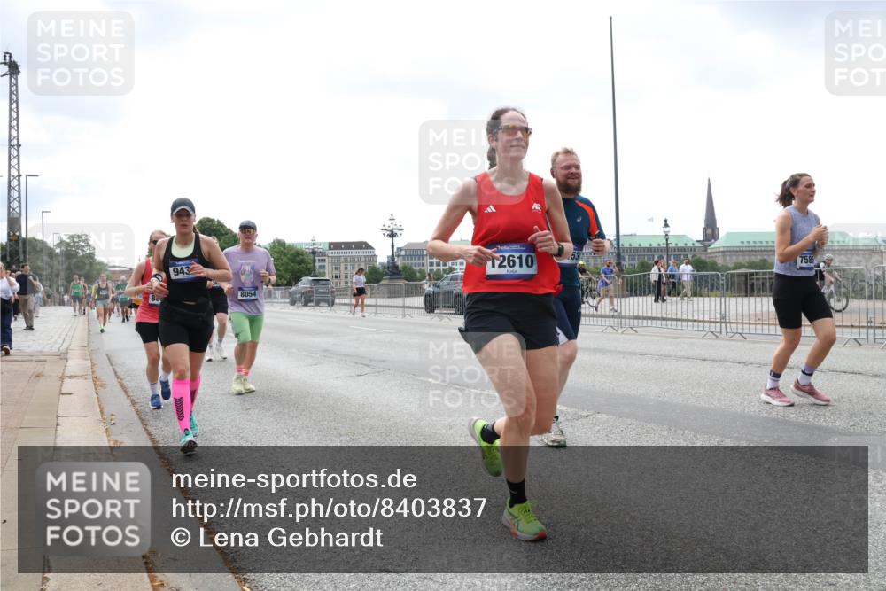 29.06.2025 - hella hamburg halbmarathon Lena Gebhardt http://msf.ph/oto/8403837 29.06.2025 10:41:01 Lombardsbrücke 943, 8054, 12610, 7585, 1075, 1317, 1323, 1731, 2042, 2173, 2206, 2229, 2299, 2805, 2858, 3121, 3306, 3432, 3694, 4044, 4234, 4411, 4412, 4530, 4612, 4638, 4774, 4775, 4906, 4972, 5086, 5225, 5549, 5753, 6088, 6098, 6163, 6280, 6289, 6474, 6842, 7293, 7661, 7821, 7829, 7956, 8053, 8054, 8293, 8378, 8385, 8429, 8430, 8751, 8769, 8878, 8992, 9009, 9237, 9962, 10269, 10407, 10644, 10835, 11053 meine-sportfotos.de