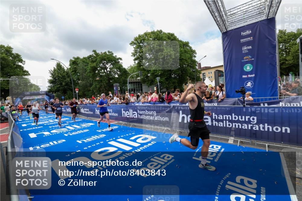 29.06.2025 - hella hamburg halbmarathon Zöllner http://msf.ph/oto/8403843 29.06.2025 10:39:19 Ziel 2044, 3282, 4565, 5752, 6037, 8319, 8925, 11305, 12046, 13479, 13729, 14311, 17646, 17668, 18149 meine-sportfotos.de