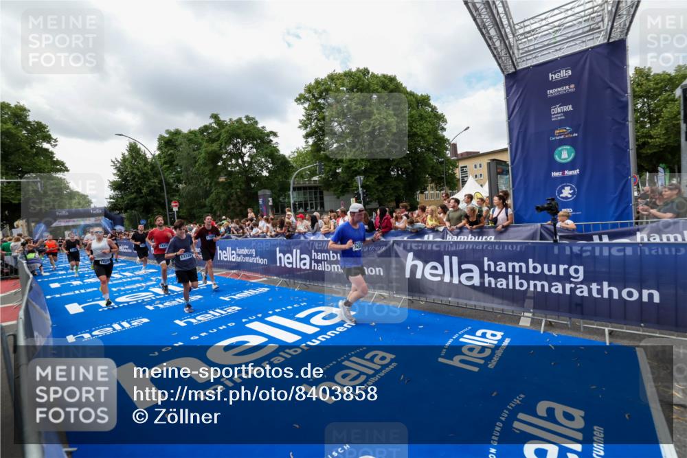 29.06.2025 - hella hamburg halbmarathon Zöllner http://msf.ph/oto/8403858 29.06.2025 10:39:19 Ziel 2044, 3282, 4565, 5752, 6037, 8319, 8925, 11305, 12046, 13479, 13729, 14311, 17646, 17668, 18149 meine-sportfotos.de