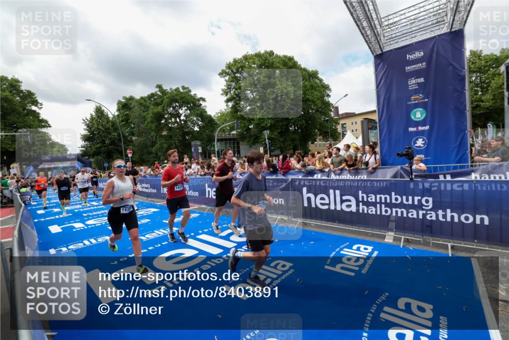 29.06.2025 - hella hamburg halbmarathon Zöllner http://msf.ph/oto/8403891 29.06.2025 10:39:20 Ziel 2044, 3282, 4565, 5752, 6037, 8319, 8925, 11305, 12046, 13479, 13729, 14311, 17646, 17668 meine-sportfotos.de
