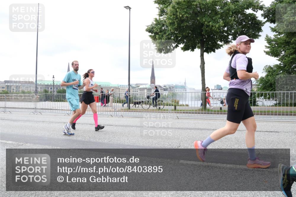 29.06.2025 - hella hamburg halbmarathon Lena Gebhardt http://msf.ph/oto/8403895 29.06.2025 10:58:25 Lombardsbrücke 1001, 1326, 1365, 1388, 1514, 1646, 1845, 2043, 2169, 2273, 2275, 2449, 3416, 3540, 3868, 3936, 4117, 4225, 4429, 5104, 5159, 5655, 5676, 5732, 5782, 5988, 6010, 6316, 6337, 6554, 6825, 6927, 7095, 7096, 7262, 7617, 7664, 7783, 7870, 7933, 7967, 7977, 7990, 8076, 8439, 8440, 8441, 8442, 8512, 8592, 8701, 8713, 8888, 9123, 9180, 9225, 9239, 9319, 9398, 9436, 9481, 9563, 9636, 9832, 9889, 9960, 9982, 10498 meine-sportfotos.de