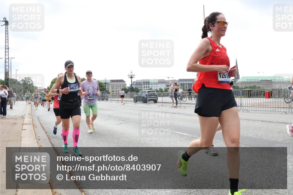 29.06.2025 - hella hamburg halbmarathon Lena Gebhardt http://msf.ph/oto/8403907 29.06.2025 10:41:01 Lombardsbrücke 8, 9437, 8054, 1261, 1075, 1317, 1323, 1731, 2042, 2173, 2206, 2229, 2299, 2805, 2858, 3121, 3306, 3432, 3694, 4044, 4234, 4411, 4412, 4530, 4612, 4638, 4774, 4775, 4906, 4972, 5086, 5225, 5549, 5753, 6088, 6098, 6163, 6280, 6289, 6474, 6842, 7293, 7661, 7821, 7829, 7956, 8053, 8054, 8293, 8378, 8385, 8429, 8430, 8751, 8769, 8878, 8992, 9009, 9237, 9962, 10269, 10407, 10644, 10835, 11053 meine-sportfotos.de