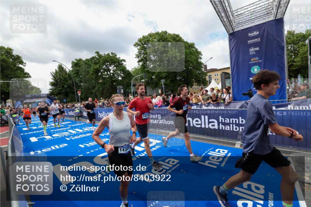 29.06.2025 - hella hamburg halbmarathon Zöllner http://msf.ph/oto/8403922 29.06.2025 10:39:21 Ziel 2044, 4565, 5752, 6037, 8319, 8925, 11305, 12046, 13479, 13729, 14311, 14359, 15866, 17646, 17668 meine-sportfotos.de