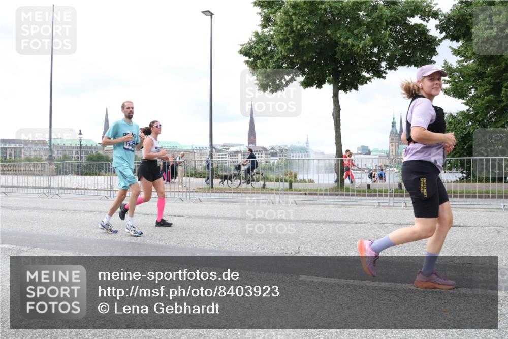 29.06.2025 - hella hamburg halbmarathon Lena Gebhardt http://msf.ph/oto/8403923 29.06.2025 10:58:25 Lombardsbrücke 1001, 1326, 1365, 1388, 1514, 1646, 1845, 2043, 2169, 2273, 2275, 2449, 3416, 3540, 3868, 3936, 4117, 4225, 4429, 5104, 5159, 5655, 5676, 5732, 5782, 5988, 6010, 6316, 6337, 6554, 6825, 6927, 7095, 7096, 7262, 7617, 7664, 7783, 7870, 7933, 7967, 7977, 7990, 8076, 8439, 8440, 8441, 8442, 8512, 8592, 8701, 8713, 8888, 9123, 9180, 9225, 9239, 9319, 9398, 9436, 9481, 9563, 9636, 9832, 9889, 9960, 9982, 10498 meine-sportfotos.de