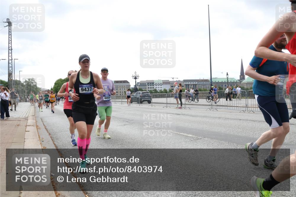 29.06.2025 - hella hamburg halbmarathon Lena Gebhardt http://msf.ph/oto/8403974 29.06.2025 10:41:01 Lombardsbrücke 8, 9437, 8054, 415, 1075, 1317, 1323, 1731, 2042, 2173, 2206, 2229, 2299, 2805, 2858, 3121, 3306, 3432, 3694, 4044, 4234, 4411, 4412, 4530, 4612, 4638, 4774, 4775, 4906, 4972, 5086, 5225, 5549, 5753, 6088, 6098, 6163, 6280, 6289, 6474, 6842, 7293, 7661, 7821, 7829, 7956, 8053, 8054, 8293, 8378, 8385, 8429, 8430, 8751, 8769, 8878, 8992, 9009, 9237, 9962, 10269, 10407, 10644, 10835, 11053 meine-sportfotos.de