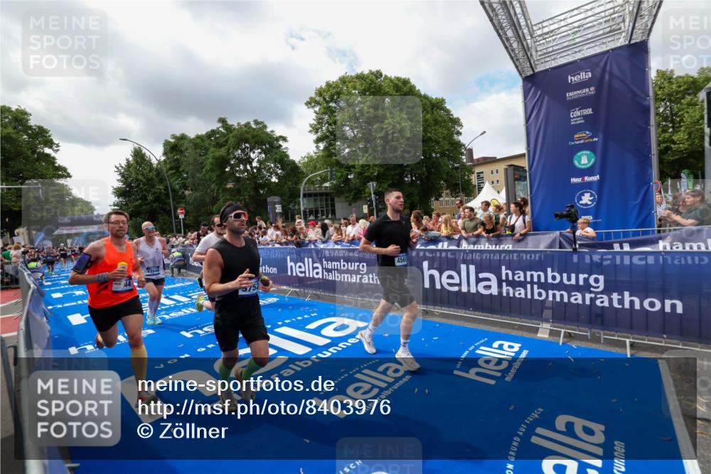 29.06.2025 - hella hamburg halbmarathon Zöllner http://msf.ph/oto/8403976 29.06.2025 10:39:23 Ziel 2044, 4565, 5752, 6037, 8319, 8925, 12046, 13479, 14359, 15013, 15866, 17646 meine-sportfotos.de