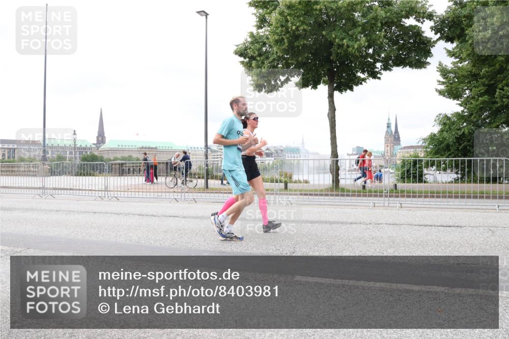 29.06.2025 - hella hamburg halbmarathon Lena Gebhardt http://msf.ph/oto/8403981 29.06.2025 10:58:25 Lombardsbrücke 1001, 1326, 1365, 1388, 1514, 1646, 1845, 2043, 2169, 2273, 2275, 2449, 3416, 3540, 3868, 3936, 4117, 4225, 4429, 5104, 5159, 5655, 5676, 5732, 5782, 5988, 6010, 6316, 6337, 6554, 6825, 6927, 7095, 7096, 7262, 7617, 7664, 7783, 7870, 7933, 7967, 7977, 7990, 8076, 8439, 8440, 8441, 8442, 8512, 8592, 8701, 8713, 8888, 9123, 9180, 9225, 9239, 9319, 9398, 9436, 9481, 9563, 9636, 9832, 9889, 9960, 9982, 10498 meine-sportfotos.de