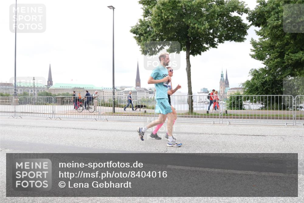 29.06.2025 - hella hamburg halbmarathon Lena Gebhardt http://msf.ph/oto/8404016 29.06.2025 10:58:26 Lombardsbrücke 34, 1001, 1326, 1365, 1388, 1514, 1646, 1845, 2043, 2169, 2273, 2275, 2449, 2649, 3416, 3540, 3868, 3936, 4117, 4225, 4294, 4429, 5104, 5159, 5655, 5676, 5732, 5782, 5988, 6010, 6316, 6337, 6554, 6825, 6927, 7095, 7096, 7262, 7617, 7664, 7783, 7870, 7933, 7967, 7977, 7990, 8076, 8439, 8440, 8441, 8442, 8512, 8592, 8701, 8888, 9123, 9180, 9225, 9239, 9319, 9398, 9436, 9481, 9563, 9636, 9832, 9889, 9960, 9982, 10498 meine-sportfotos.de