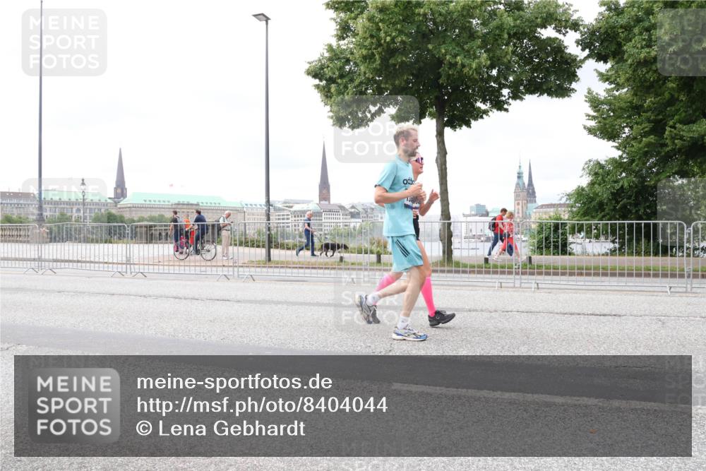 29.06.2025 - hella hamburg halbmarathon Lena Gebhardt http://msf.ph/oto/8404044 29.06.2025 10:58:26 Lombardsbrücke 1001, 1326, 1365, 1388, 1514, 1646, 1845, 2043, 2169, 2273, 2275, 2449, 2649, 3416, 3540, 3868, 3936, 4117, 4225, 4294, 4429, 5104, 5159, 5655, 5676, 5732, 5782, 5988, 6010, 6316, 6337, 6554, 6825, 6927, 7095, 7096, 7262, 7617, 7664, 7783, 7870, 7933, 7967, 7977, 7990, 8076, 8439, 8440, 8441, 8442, 8512, 8592, 8701, 8888, 9123, 9180, 9225, 9239, 9319, 9398, 9436, 9481, 9563, 9636, 9832, 9889, 9960, 9982, 10498 meine-sportfotos.de