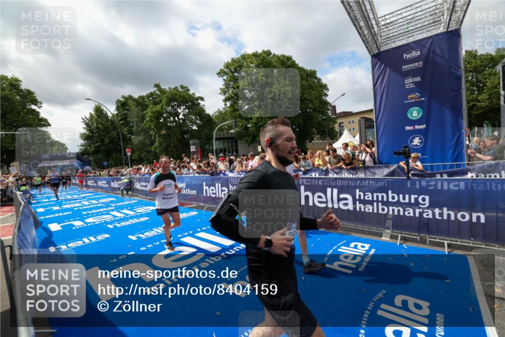 29.06.2025 - hella hamburg halbmarathon Zöllner http://msf.ph/oto/8404159 29.06.2025 10:39:33 Ziel 1343, 2546, 2972, 6152, 7152, 7154, 8346, 9116, 9265, 12335, 12372, 15336, 15828, 15965, 18285 meine-sportfotos.de