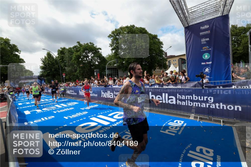 29.06.2025 - hella hamburg halbmarathon Zöllner http://msf.ph/oto/8404189 29.06.2025 10:39:37 Ziel 1343, 7152, 7154, 9116, 9265, 11284, 11806, 14077, 15094, 15336, 15828, 15965, 17215, 17360, 18154, 18285, 18803 meine-sportfotos.de