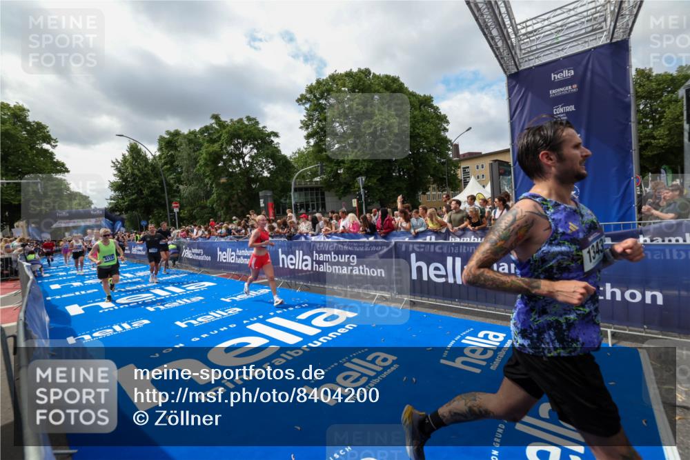 29.06.2025 - hella hamburg halbmarathon Zöllner http://msf.ph/oto/8404200 29.06.2025 10:39:37 Ziel 1343, 7152, 7154, 9116, 9265, 11284, 11806, 14077, 15094, 15336, 15828, 15965, 17215, 17360, 18154, 18285, 18803 meine-sportfotos.de