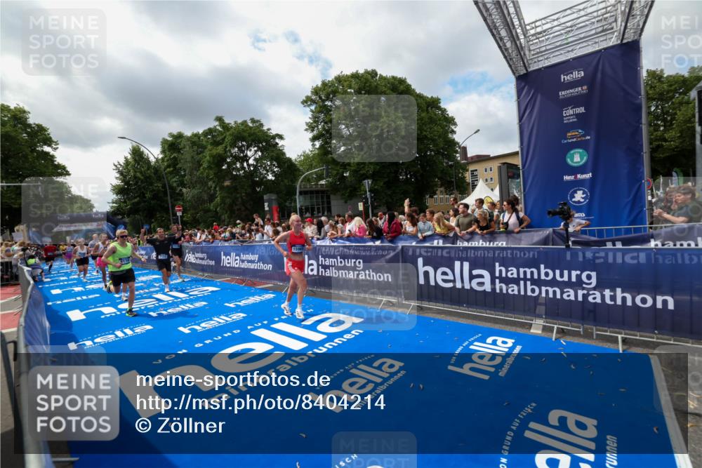 29.06.2025 - hella hamburg halbmarathon Zöllner http://msf.ph/oto/8404214 29.06.2025 10:39:38 Ziel 4888, 7152, 7154, 9116, 9265, 11284, 11806, 14077, 15094, 15336, 15828, 15965, 17215, 17360, 17425, 18154, 18285, 18803 meine-sportfotos.de