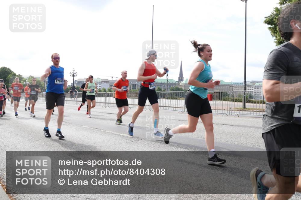 29.06.2025 - hella hamburg halbmarathon Lena Gebhardt http://msf.ph/oto/8404308 29.06.2025 10:16:30 Lombardsbrücke 8295, 13220, 17694, 030, 1610, 1, 1212, 1244, 1308, 1599, 1825, 2071, 2165, 2347, 2436, 2803, 2835, 2912, 3030, 3088, 3134, 3156, 3176, 3484, 3648, 3687, 4478, 4583, 4637, 4828, 5036, 5037, 5046, 5294, 6024, 6488, 6742, 6941, 7158, 7358, 7753, 8169, 8274, 8295, 8317, 8597, 8619, 8645, 8707, 8847, 8857, 9091, 9332, 9492, 9601, 9628, 9664, 9676, 9802, 9810, 9881, 10076, 10107, 10139, 10141, 10183, 10232, 10292, 10844, 10990, 11344, 11345 meine-sportfotos.de