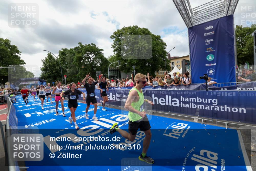 29.06.2025 - hella hamburg halbmarathon Zöllner http://msf.ph/oto/8404310 29.06.2025 10:39:39 Ziel 1358, 4888, 7152, 7154, 9116, 9265, 11284, 11806, 14077, 15094, 15336, 15828, 15965, 17215, 17360, 17425, 18154, 18285, 18803 meine-sportfotos.de