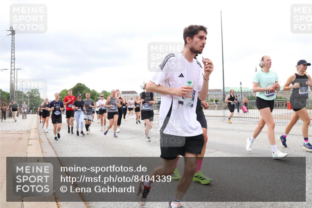 29.06.2025 - hella hamburg halbmarathon Lena Gebhardt http://msf.ph/oto/8404339 29.06.2025 10:58:30 Lombardsbrücke 7664, 5159, 0473, 8888, 124, 9636, 1001, 1326, 1365, 1380, 1514, 1646, 1845, 2043, 2169, 2273, 2275, 2449, 2649, 3416, 3540, 3565, 3868, 4042, 4043, 4117, 4225, 4294, 5104, 5159, 5655, 5676, 5732, 5782, 5988, 6010, 6554, 6588, 6633, 6702, 6825, 6927, 7095, 7096, 7262, 7617, 7664, 7783, 7870, 7933, 7967, 7977, 7990, 8076, 8439, 8440, 8441, 8442, 8512, 8592, 8701, 8752, 8888, 9123, 9180, 9225, 9239, 9319, 9481, 9563, 9636, 9832, 9889, 9960, 9982, 10498 meine-sportfotos.de