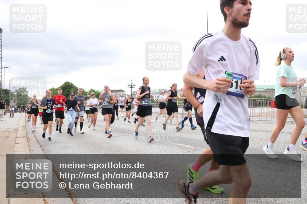 29.06.2025 - hella hamburg halbmarathon Lena Gebhardt http://msf.ph/oto/8404367 29.06.2025 10:58:30 Lombardsbrücke 7664, 10473, 5159, 8888, 1, 124, 1001, 1326, 1365, 1380, 1514, 1646, 1845, 2043, 2169, 2273, 2275, 2449, 2649, 3416, 3540, 3565, 3868, 4042, 4043, 4117, 4225, 4294, 5104, 5159, 5655, 5676, 5732, 5782, 5988, 6010, 6554, 6588, 6633, 6702, 6825, 6927, 7095, 7096, 7262, 7617, 7664, 7783, 7870, 7933, 7967, 7977, 7990, 8076, 8439, 8440, 8441, 8442, 8512, 8592, 8701, 8752, 8888, 9123, 9180, 9225, 9239, 9319, 9481, 9563, 9636, 9832, 9889, 9960, 9982, 10498 meine-sportfotos.de