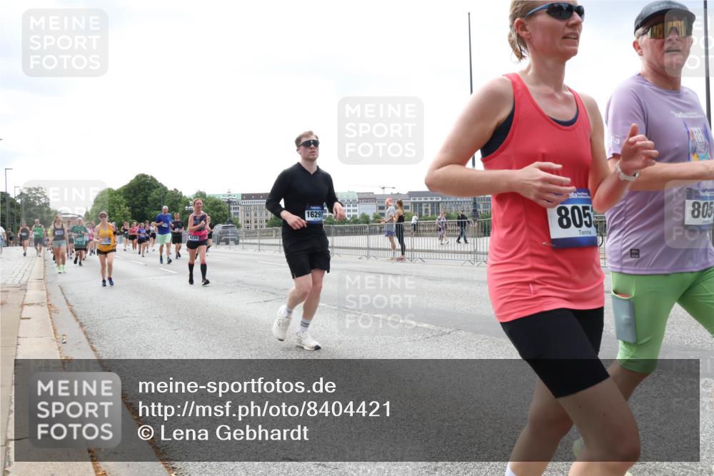 29.06.2025 - hella hamburg halbmarathon Lena Gebhardt http://msf.ph/oto/8404421 29.06.2025 10:41:03 Lombardsbrücke 7879, 4234, 16297, 805, 805, 1075, 1317, 1323, 1731, 2042, 2173, 2206, 2229, 2299, 2805, 2858, 3121, 3306, 3432, 3532, 3533, 3694, 4044, 4234, 4411, 4412, 4530, 4612, 4638, 4774, 4775, 4972, 5086, 5225, 5549, 5688, 5689, 5753, 5928, 6088, 6098, 6163, 6289, 6474, 6842, 7293, 7661, 7821, 7829, 7956, 8053, 8054, 8293, 8385, 8429, 8430, 8751, 8769, 8878, 8992, 9009, 9237, 9962, 10269, 10407, 10644, 10835, 11053 meine-sportfotos.de