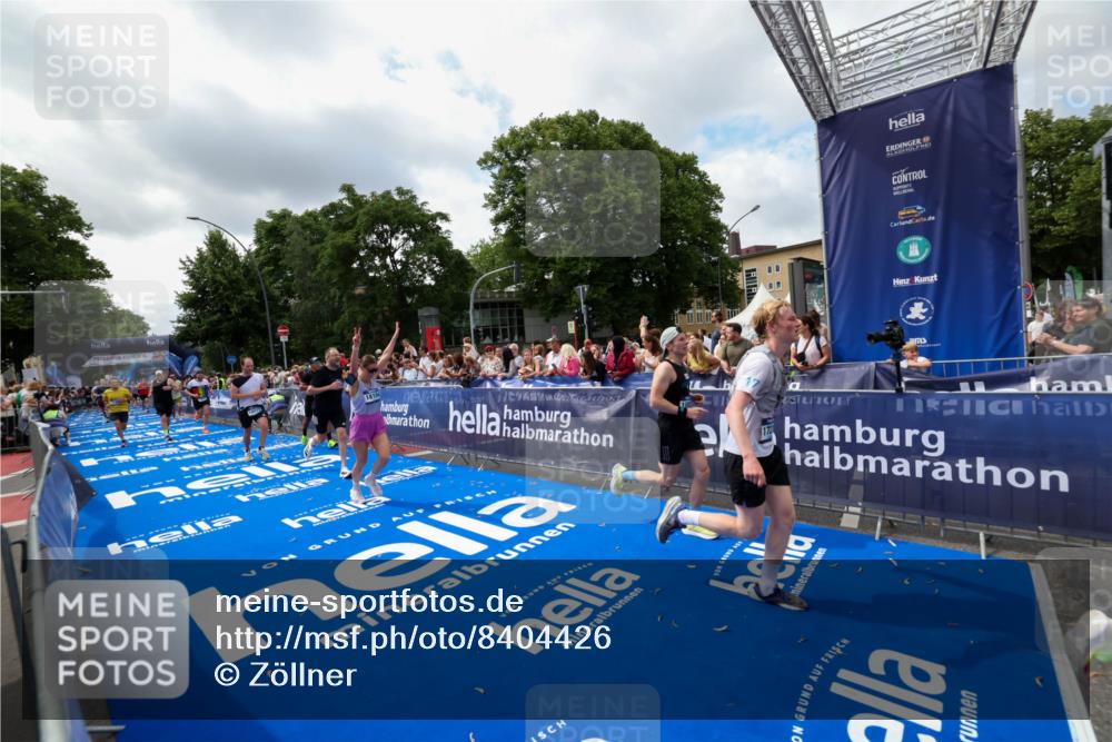 29.06.2025 - hella hamburg halbmarathon Zöllner http://msf.ph/oto/8404426 29.06.2025 10:39:42 Ziel 1358, 4398, 4888, 11284, 11806, 14077, 15094, 15435, 15828, 16580, 16761, 17215, 17360, 17425, 18154, 18285, 18803 meine-sportfotos.de